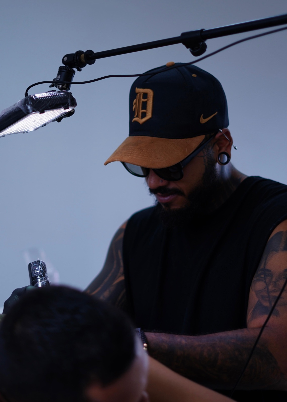 Julian Trejos tatuando en su estudio
